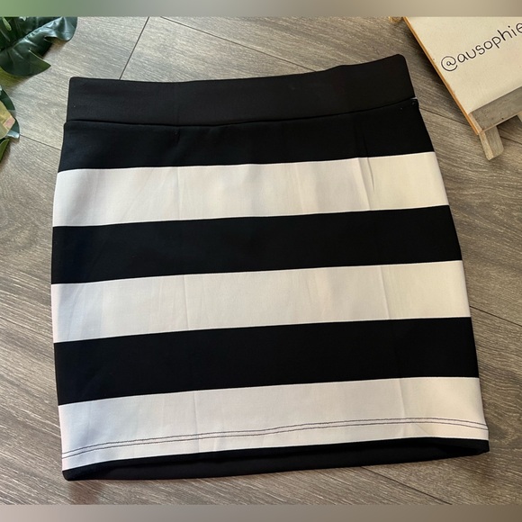 I Joah Made in USA Black and White Striped Stretch Mini Skirt. Size L. NWT! - Picture 1 of 7